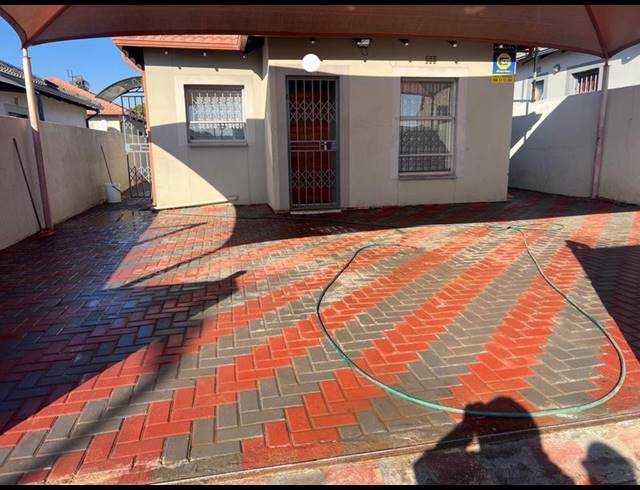 3 BEDROOM HOUSE FOR SALE IN CLAYVILLE
